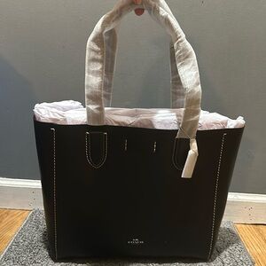 New with tag black coach bag. ￼